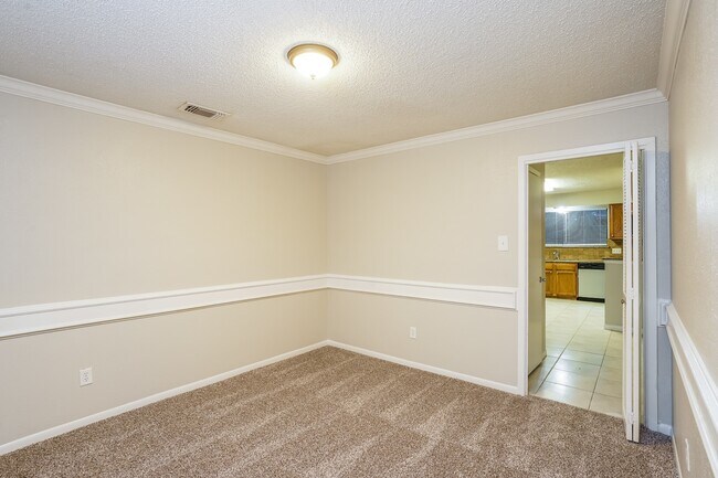 Foto del edificio - 8010 Goldengrove Dr