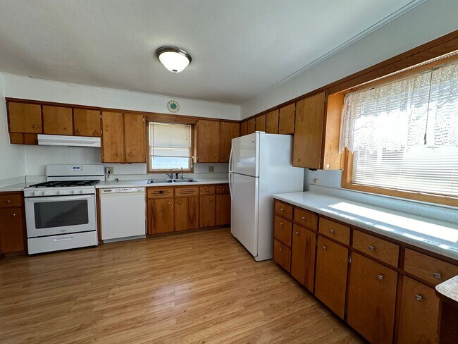 Building Photo - Southside neighborhood 2 bedroom, 2 car ga...