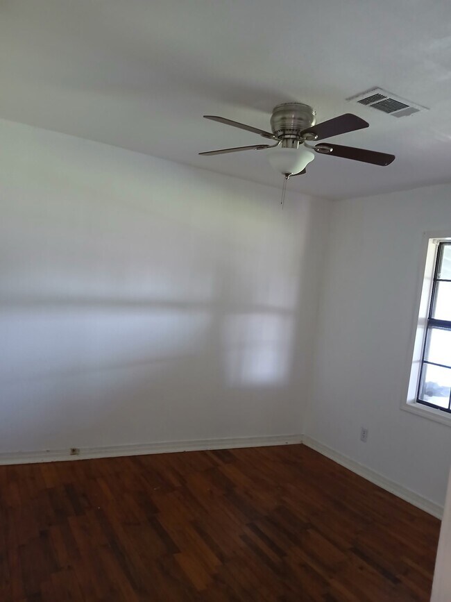 Foto del edificio - 1802 N Avenue Q