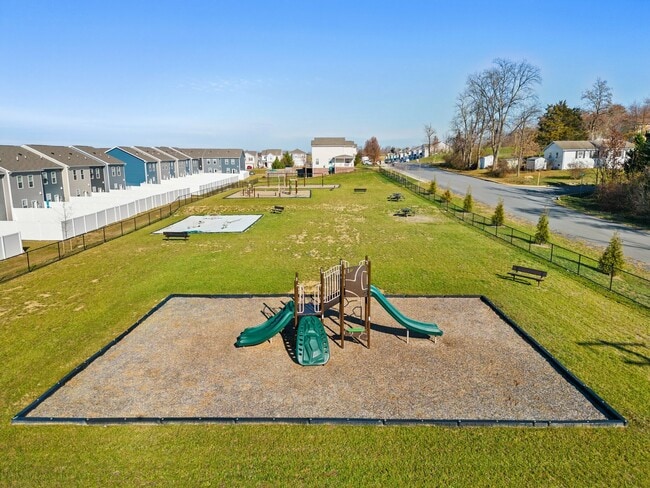 Building Photo - West Wind Townhomes