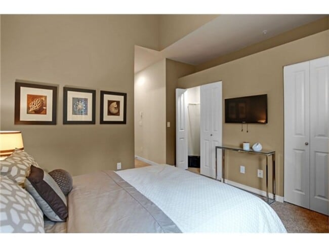 Building Photo - Bright & Spacious 2bed/2.5bath Townhome in Issaquah!