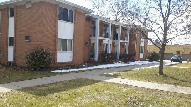 Photo - 8266 Huntington St