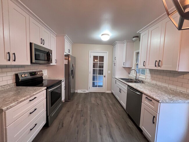 Foto del edificio - 4 bedroom home in Lowell Schools!