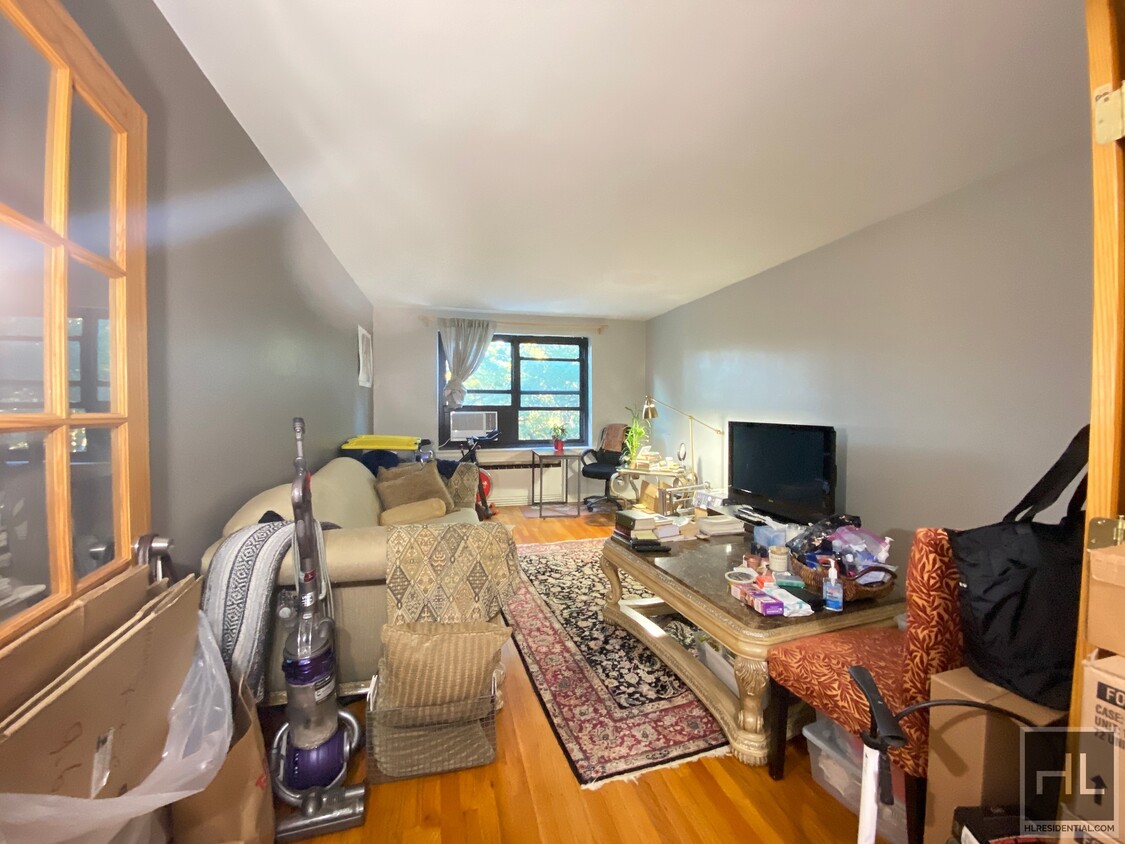 Building Photo - Luxury 1 Bedroom  With Parking in the Hear...