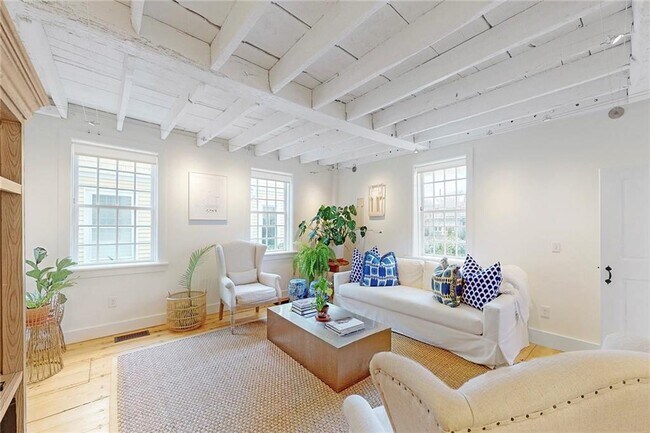 Building Photo - 43 Elm St