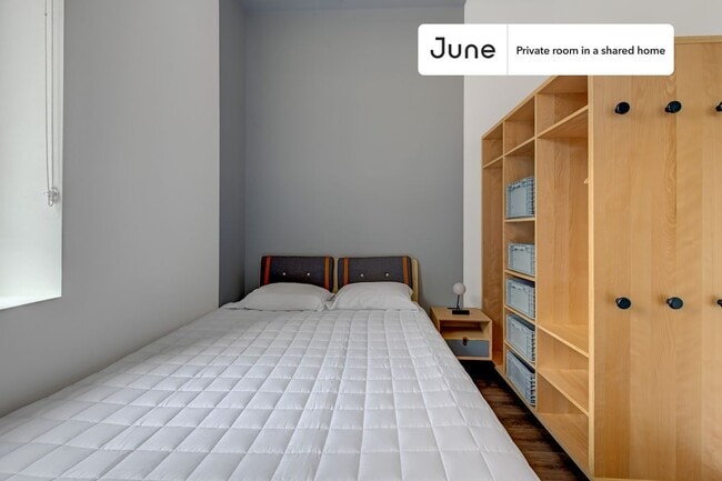 Building Photo - Trendy Private ROOM in Williamsburg