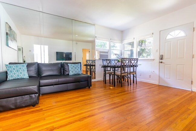 Foto del edificio - 5105 Laurel Canyon Blvd