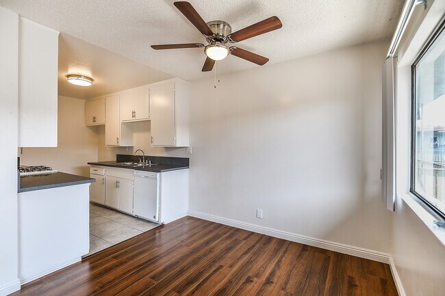 Foto del edificio - 8142 Langdon Ave