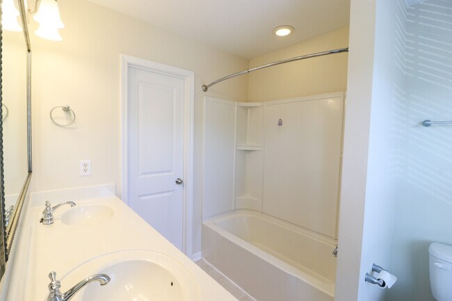 Foto del edificio - 215 Favorite Dr