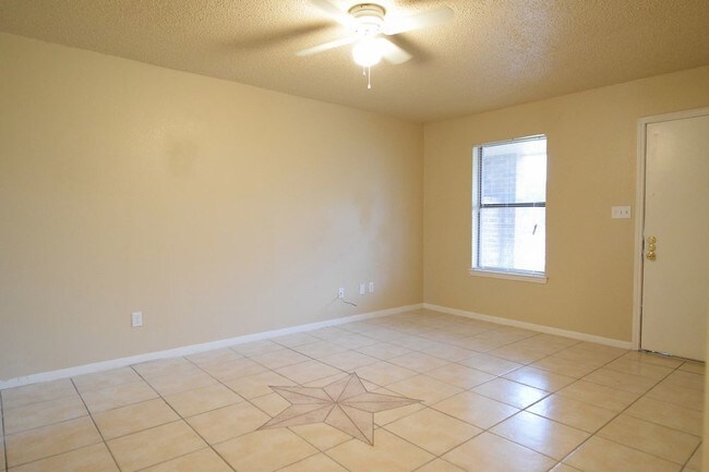 Building Photo - 1619 Indian Trl Unit A