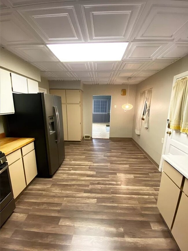 Building Photo - Newly Updated Townhouse in Mt. Washington ...