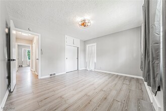 Building Photo - 24111 Edgehill Dr