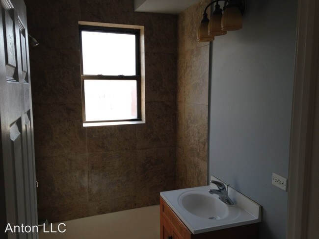 Building Photo - 8221 S Ellis Ave