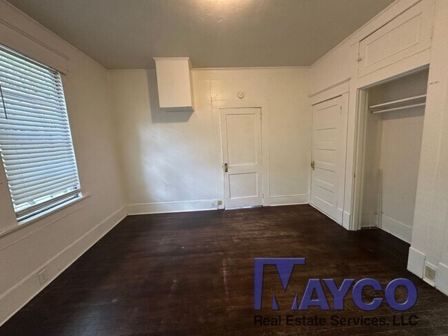 Building Photo - 2 bedroom 1 bath house in Highland!