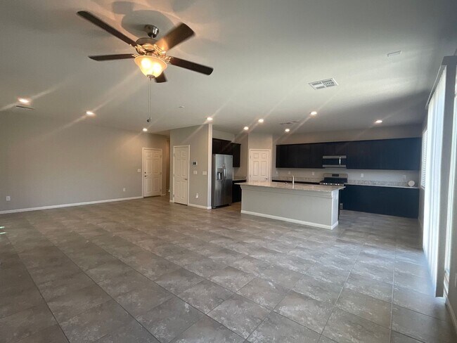 Building Photo - 4brm, 3bth, 1 den, 2cg