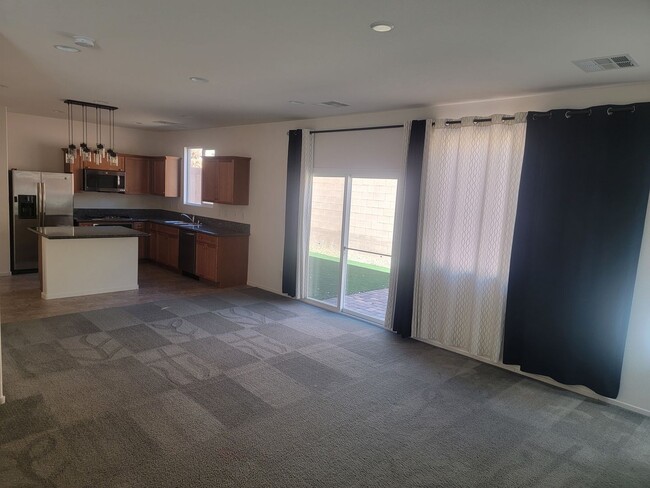 Building Photo - 2 story 4 bed 3 bath home with rooftop patio