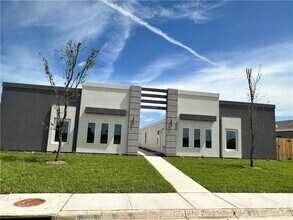 Building Photo - 4212 Walnut Ave