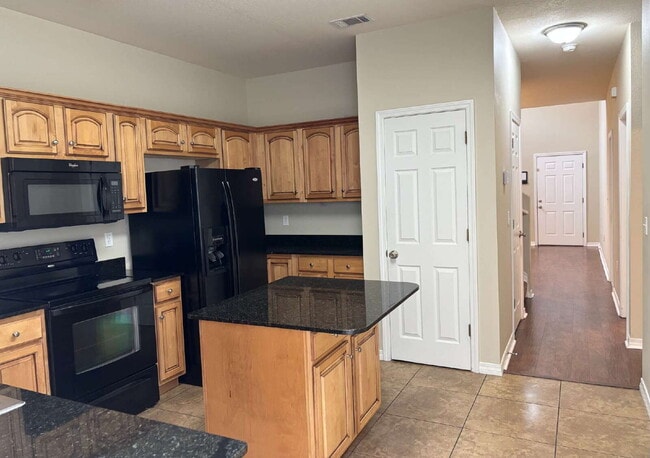 Building Photo - "Spacious 4-Bed Townhouse in Fort Walton B...