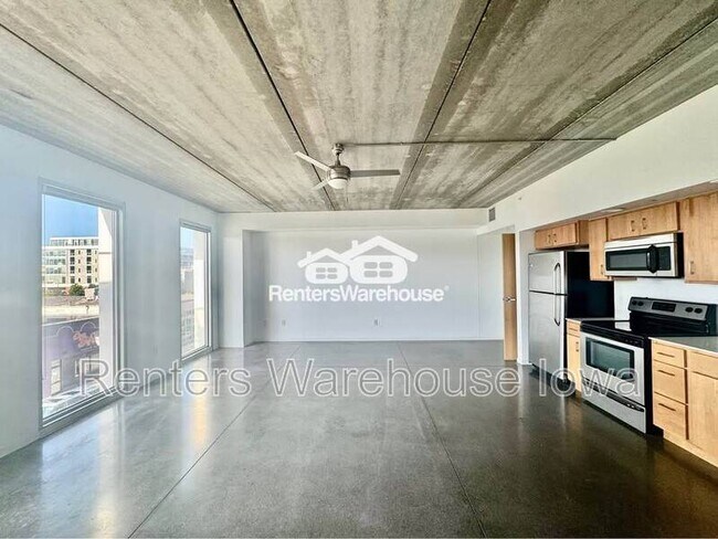 Building Photo - 350 E Locust St