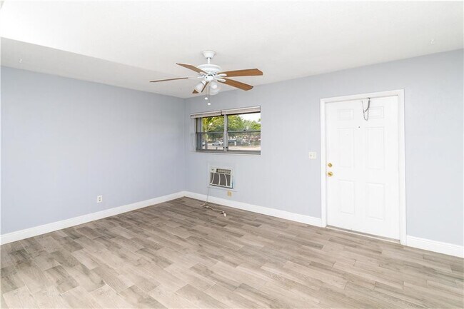 Building Photo - 704 NE 23rd Dr