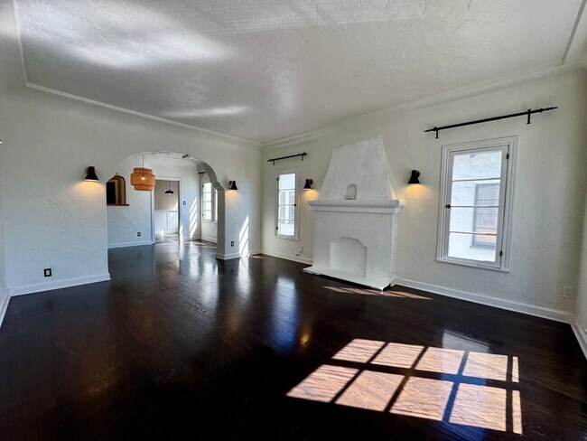 Foto del edificio - Gorgeous Remodeled Spanish 2+1.5 near the ...