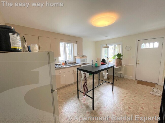 Building Photo - Large 2BR - 10 Mins to Davis Sq -  2 Parki...