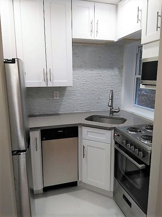Primary Photo - 1026 Rhinelander Ave