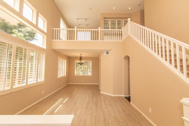 Building Photo - Spacious 3 Bed/2.5 Bath in Desirable UTC La Jolla Community of Toscana