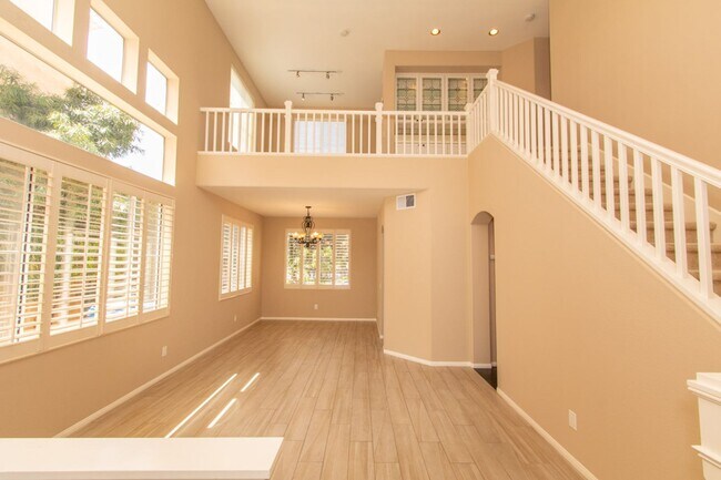 Foto del edificio - Spacious 3 Bed/2.5 Bath in Desirable UTC La Jolla Community of Toscana