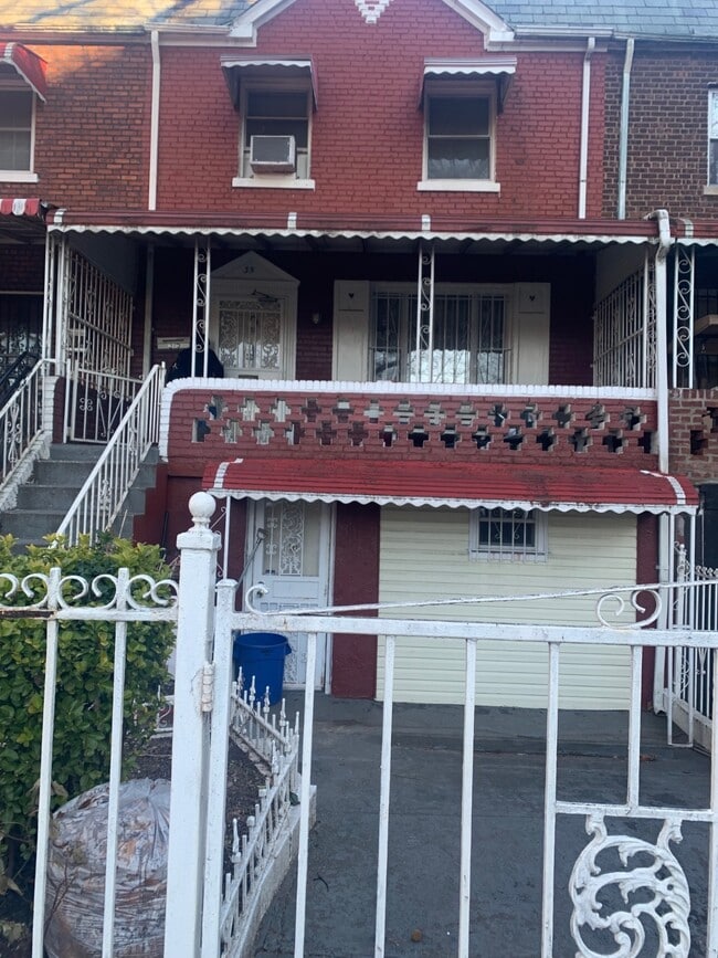 Building Photo - 35 E 53rd St