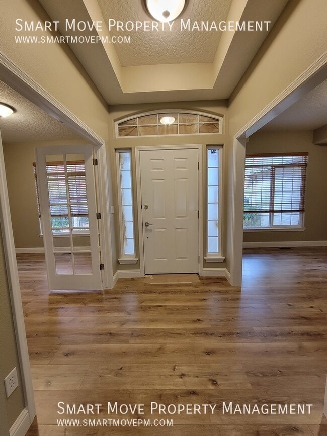 Building Photo - Gorgeously Renovated 4 bd on Quiet cul-de-...