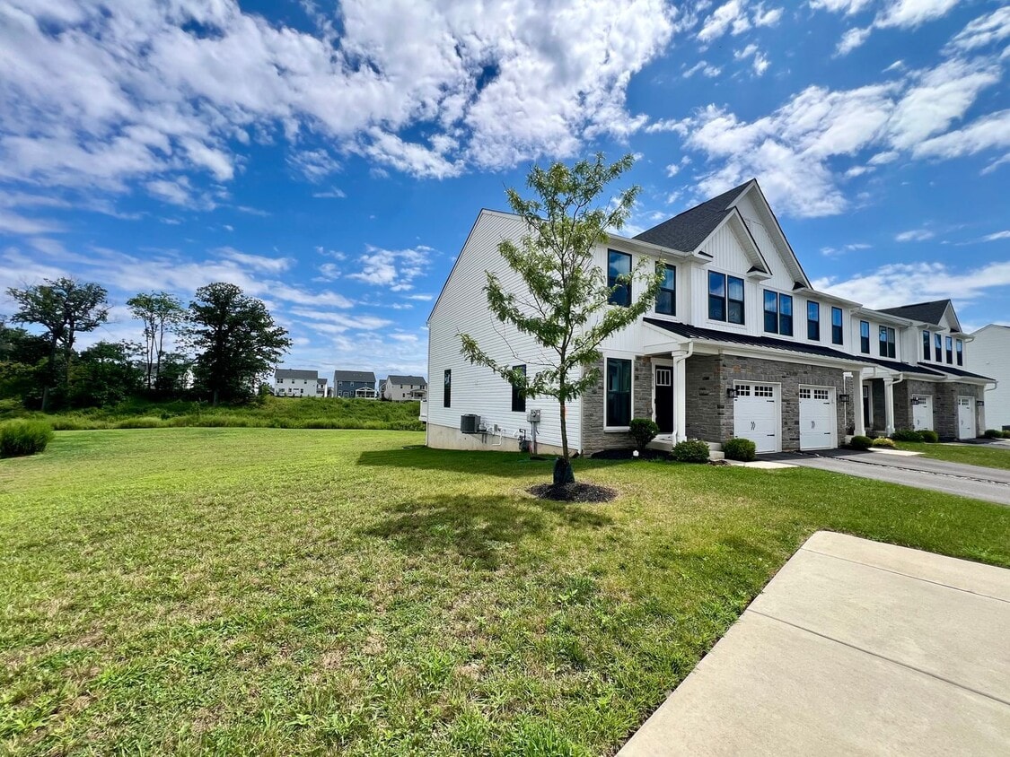 Primary Photo - Gorgeous 3-Bedroom Townhome with Garage in...