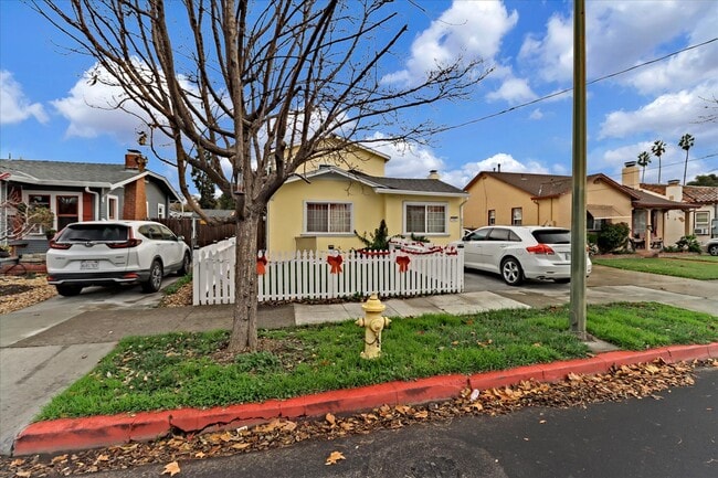 Building Photo - 646 N 15th St