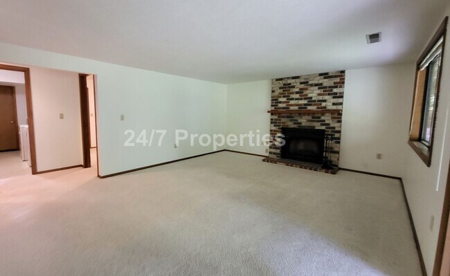 Foto del edificio - Beautiful 4 BD | 2.5 BA w/ Large Deck and ...