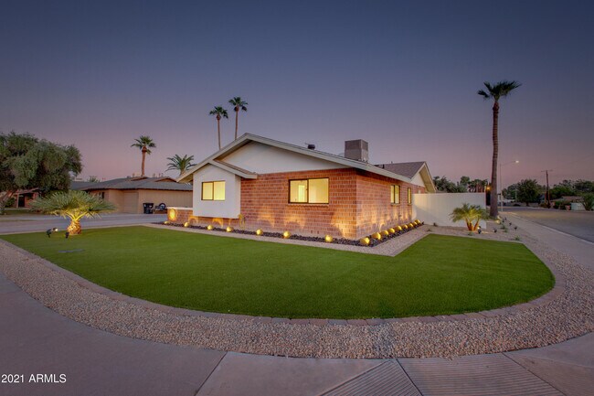 Building Photo - 8601 E Rancho Vista Dr