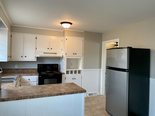 Building Photo - Location Location Location!!! 4bdr/2ba Spl...