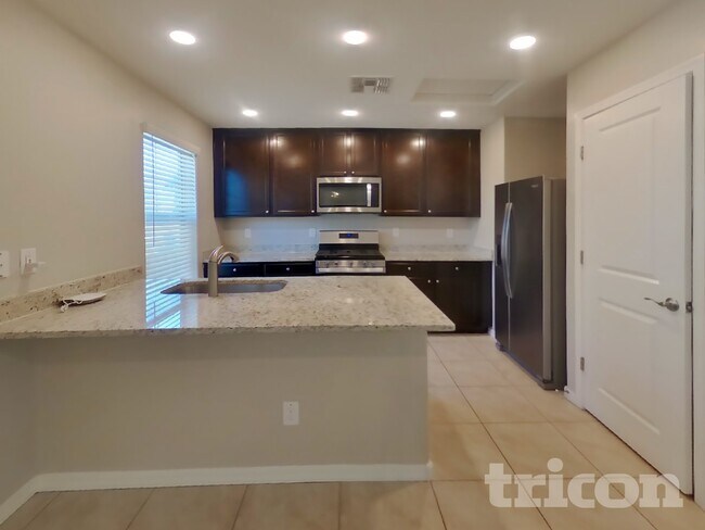 Foto del edificio - 8023 W Albeniz Pl