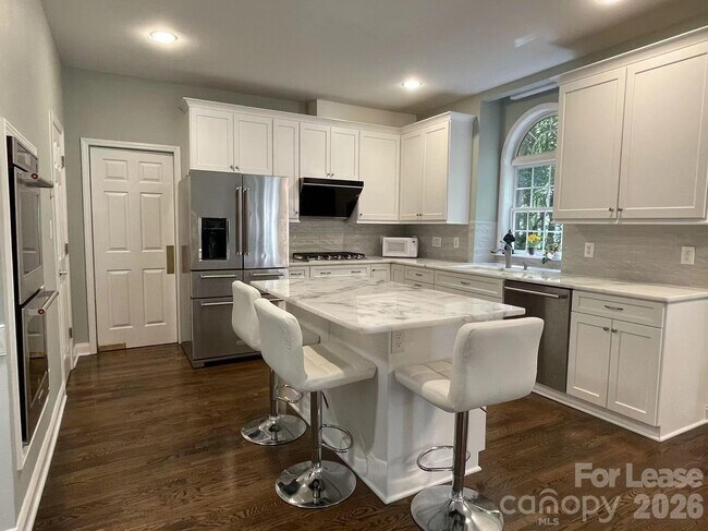 Foto del edificio - 6025 Oakridge Ct