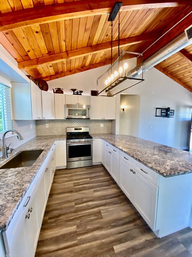 Foto del edificio - Magnificent Views – 2 Bed, 1 Bath Gem – A ...
