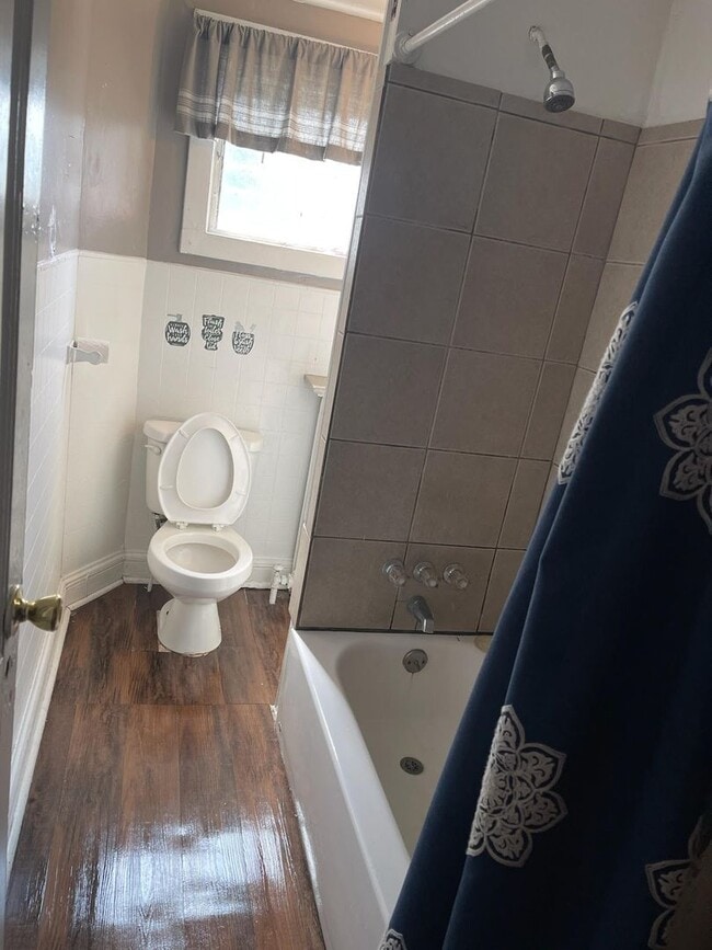 Building Photo - 2 Bedroom 1.5 bath home available in Frank...