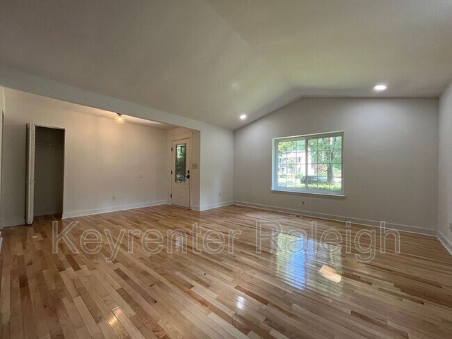 Building Photo - 5507 Shadowbrook Dr