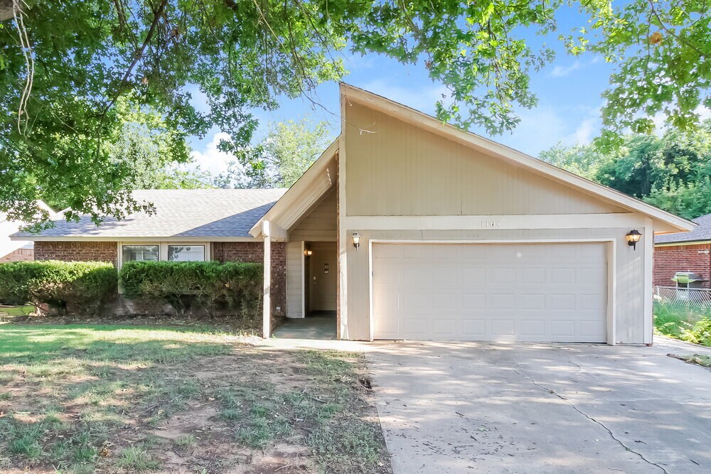 Primary Photo - 1104 Meadow Lake Dr