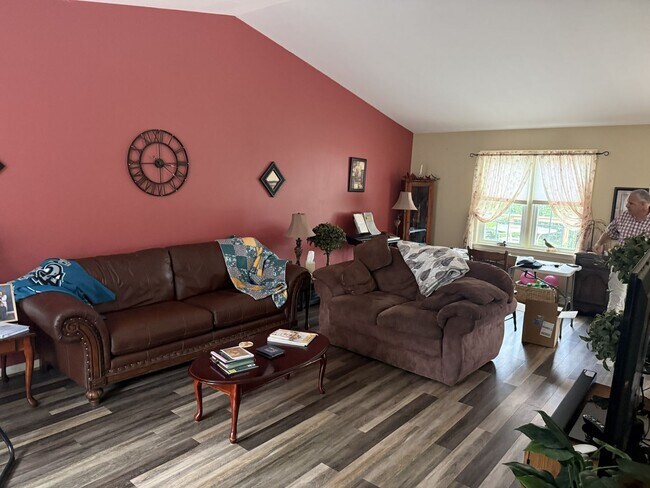 Foto del edificio - 1223 E Newport Rd