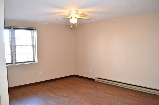 Building Photo - 118 Elm St