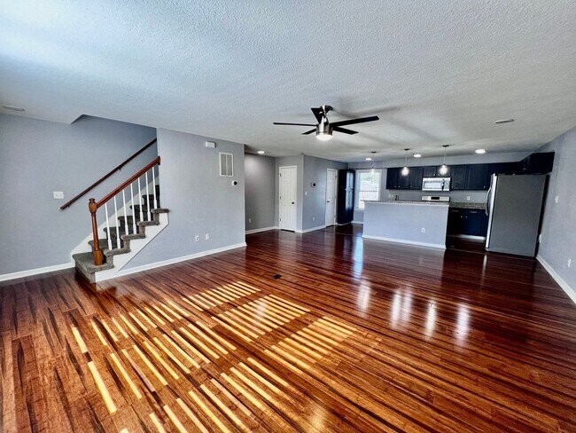 Foto del edificio - Tri-Level Condo – Pets Welcome, Washer & D...