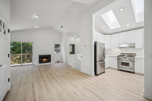 Foto del edificio - 2BD/1.5BA LIGHT & BRIGHT, MILL VALLEY HOME WITH OPEN FLOOR PLAN!