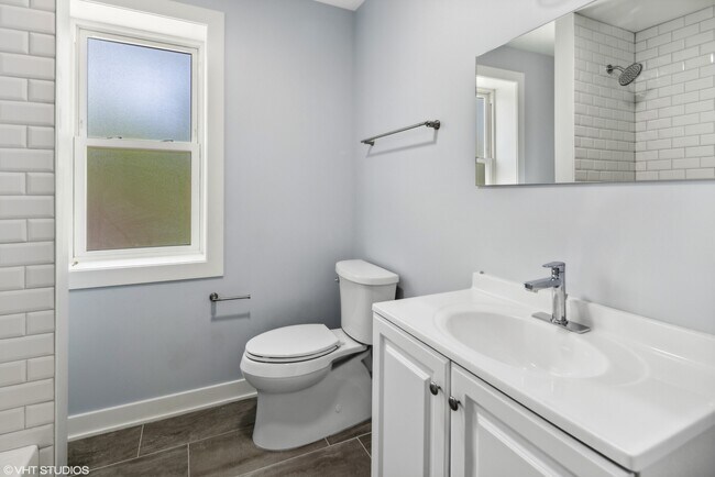 Building Photo - 2556 N Kilbourn Ave