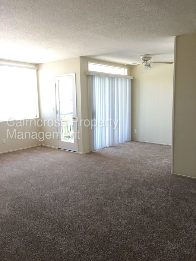 Building Photo - 2BR / 2BA Top-Floor Condo