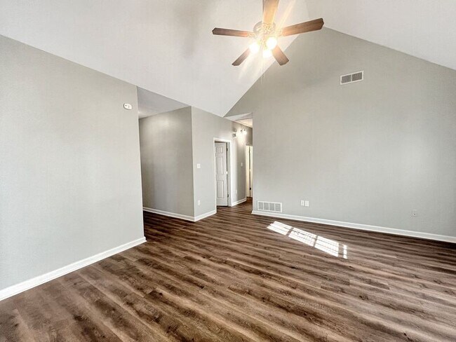 Foto del edificio - 6309 Ragan Farm Dr