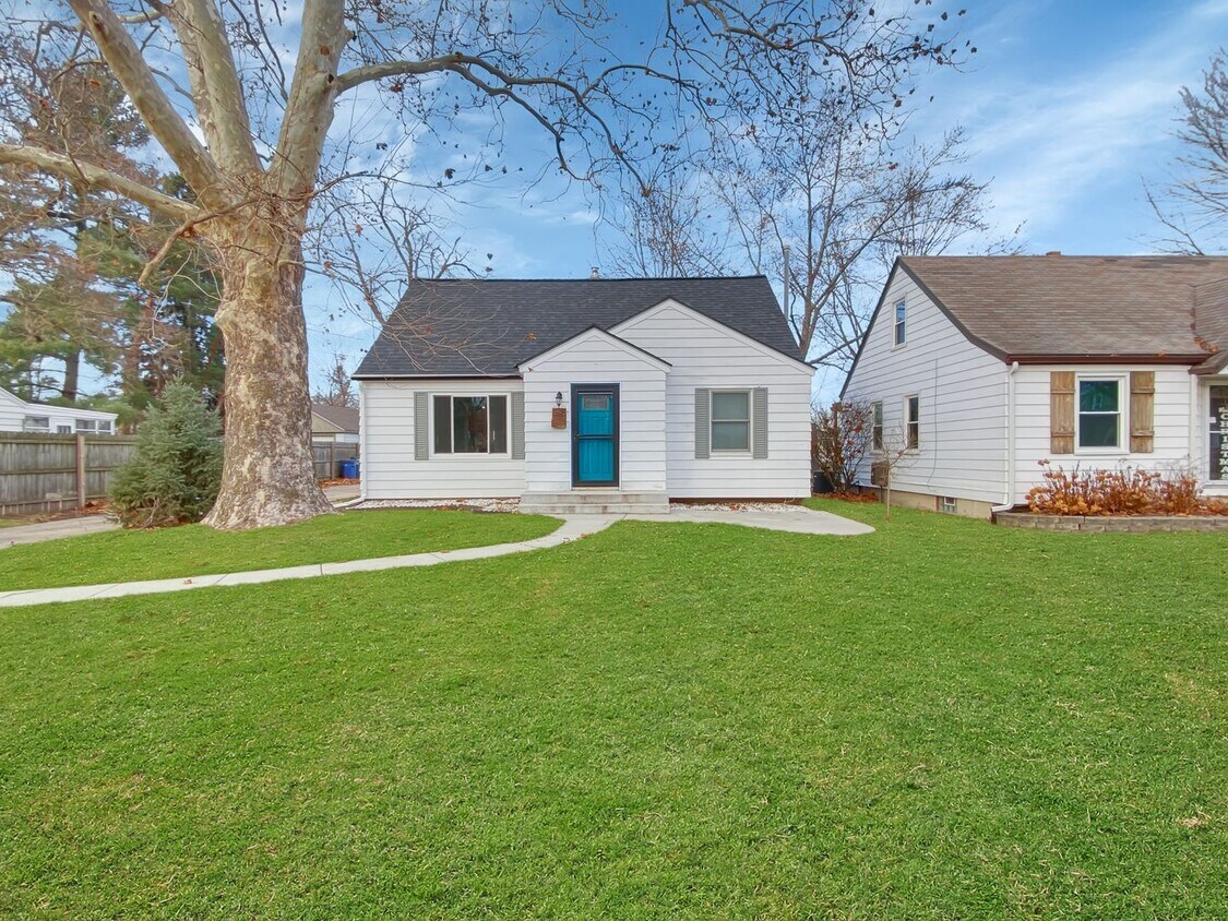 Primary Photo - Beautifully updated 3 bedroom 1.5 bathroom...